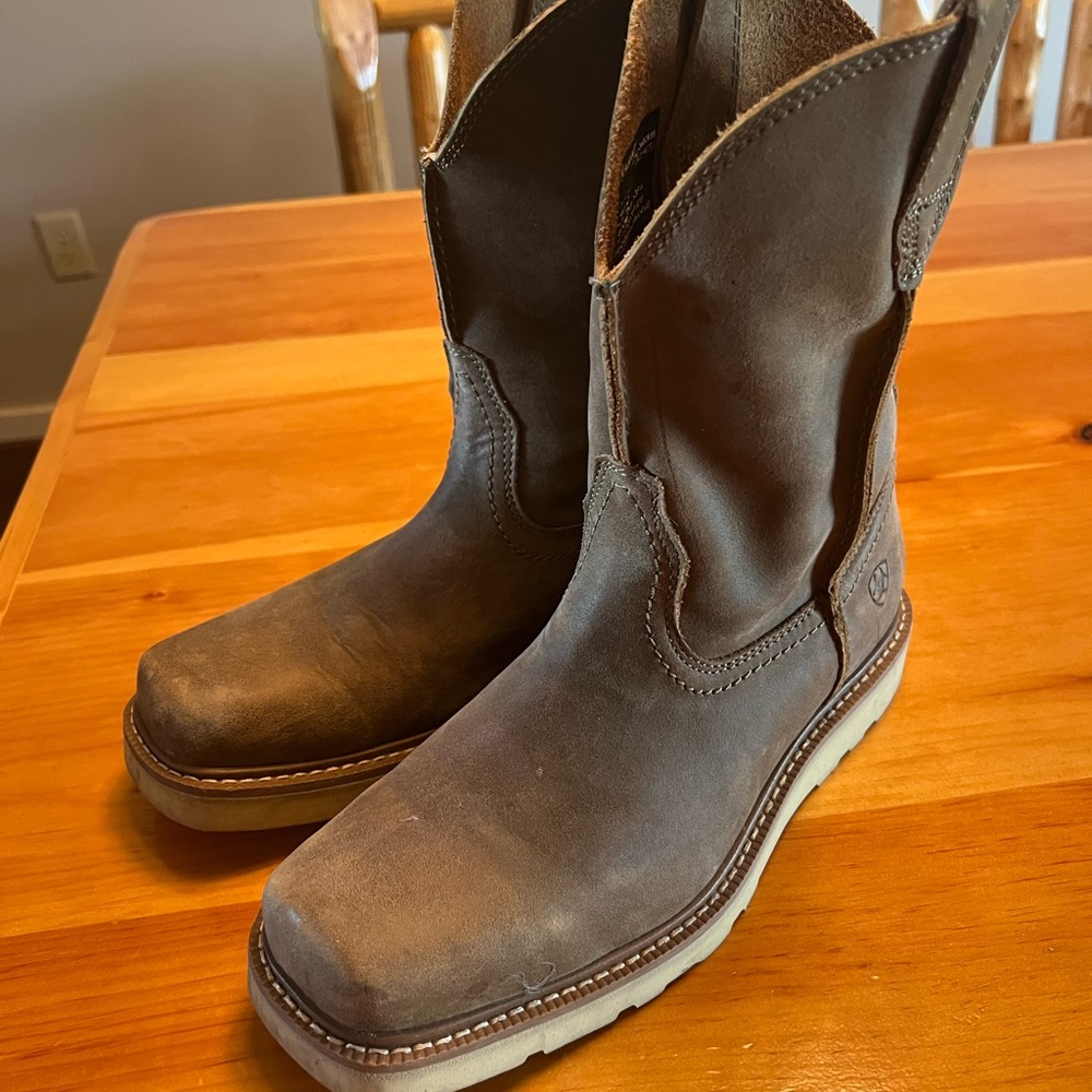 Ariat slip resistant slip resistant sole, leather, soft toe. Barely used.
